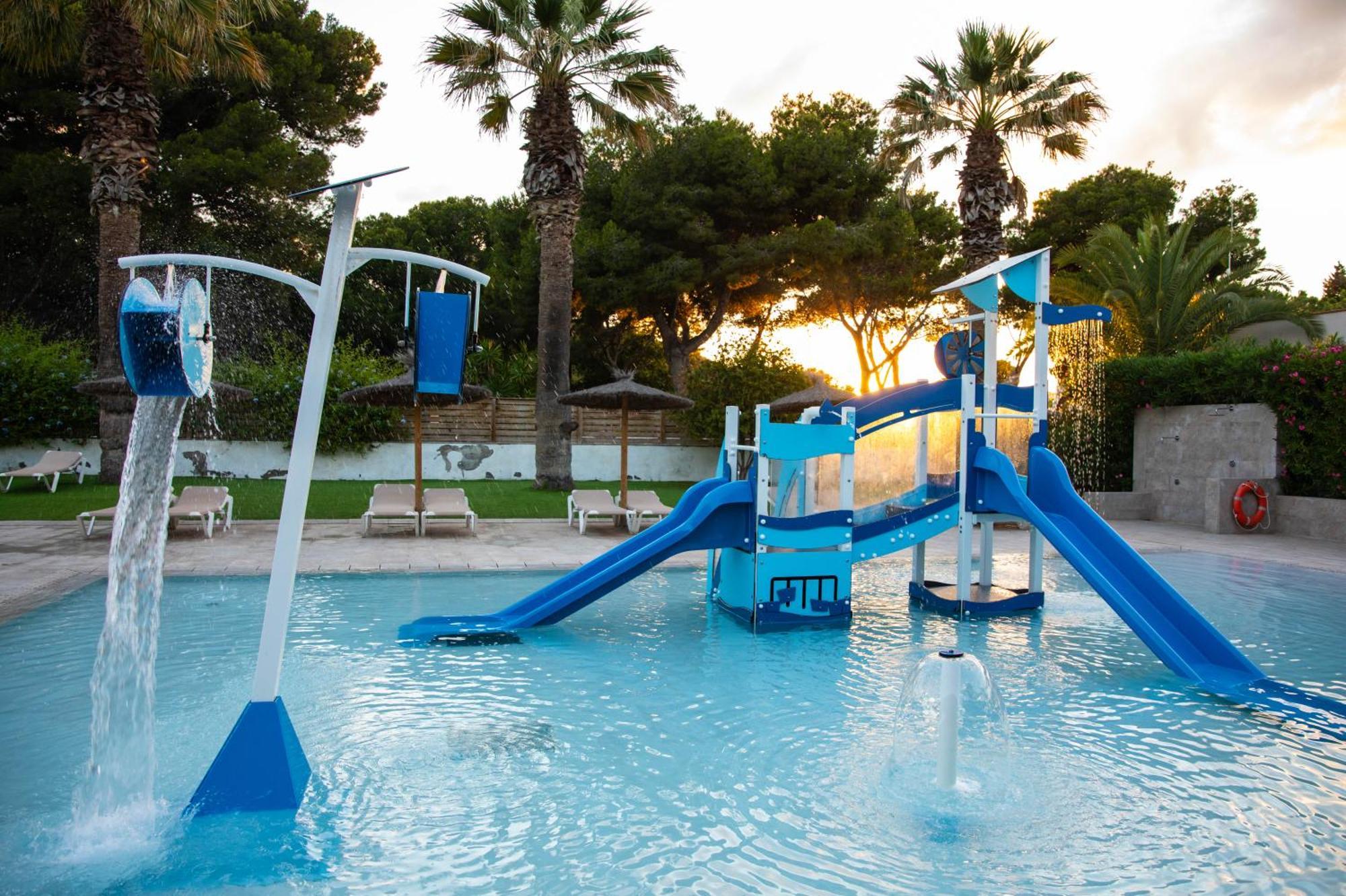 ホテル Holacamp Sitges Fun エクステリア 写真